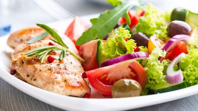 grøntsagssalat og fisk på proteinkost