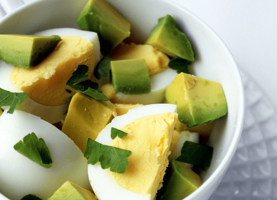 salat med avocado og æg på en proteinkost