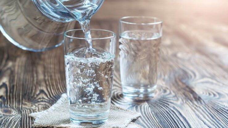 et glas vand til en drikkekost