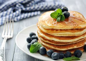 Du kan spise morgenmad efter en kefir-diæt med lækre diætpandekager