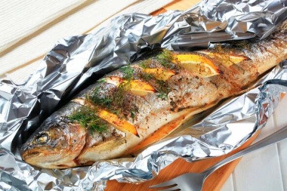 Følg Maggi-diæten med foliebagt fisk til aftensmad