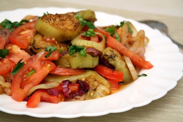 Maggi-diæten inkluderer en sund salat af grøntsager og kogt aubergine. 
