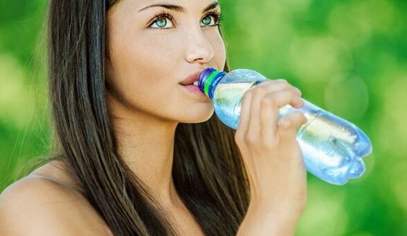 For effektivt at tabe dig skal du drikke nok vand. 